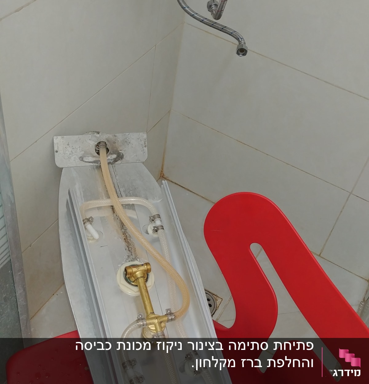 צינורות מים מחוברים לקיר בחדר אמבטיה